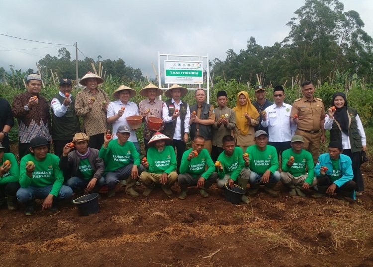 Baznas Pusat Kerjasama Dengan BNPT Salurkan Bantuan Modal Ke Poktan Itikurih Pasirwangi