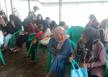 Warga Sukawening Serbu Kantor Desa Untuk Mendapatkan Pelayanan Keliling Adminduk