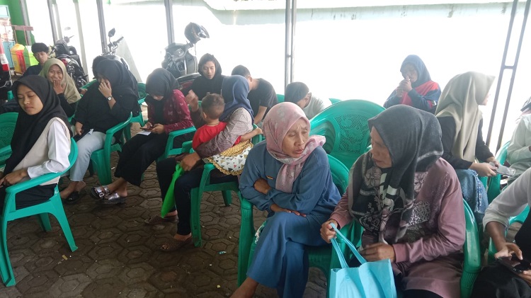 Warga Sukawening Serbu Kantor Desa Untuk Mendapatkan Pelayanan Keliling Adminduk