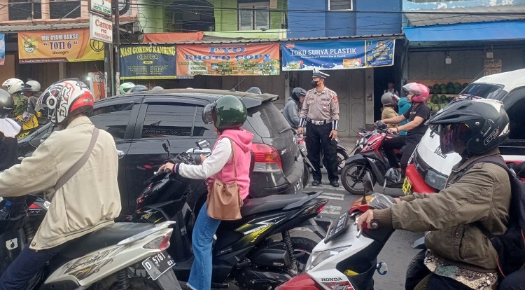 Anggota Polsek Karangpawitan Laksanakan Pengaturan Lalu Lintas di Jam Rawan Pagi