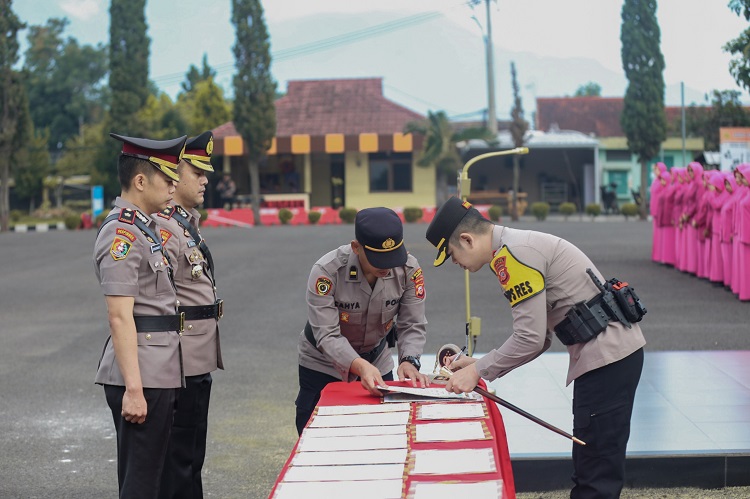Kapolres Garut Pimpin Upacara Serah Terima Jabatan