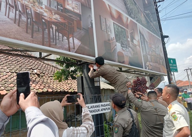 Satpol PP Kab. Bandung Tandai Papan Reklame Liar yang Terpasang di jalur Soreang-Banjaran