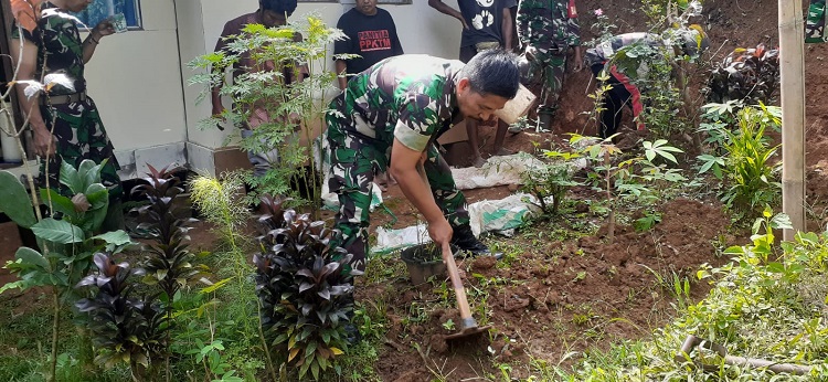 Cegah Terjadinya Banjir, Danramil Darmaraja Pimpin Giat Pembuatan Saluran Air