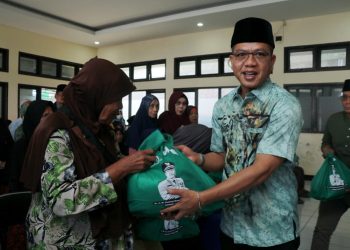 Usai Pulang dari Mekkah, Kang DS Langsung Membagikan 2.000 Paket Sembako Kepada Masyarakat