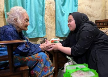 Humaira Zahrotun Noor Berbagi Kebahagiaan Bersama Warga Miskin di Malam Takbiran