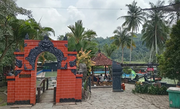 Wisatawan Asal Indramayu, Keluhkan Jalan Menuju Obwis Cipanas Cileungsing Rusak Berat