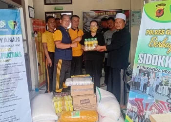 Tunjukan Rasa Kepedulian, Sidokkes Polres Garut Salurkan Sembako ke Santri