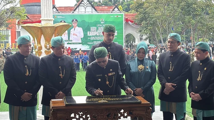Beralaskan Rumput Sintetis, Bupati Kang DS Resmikan Lapangan Upakarti Soreang di Hari Jadi ke-384 Kabupaten Bandung