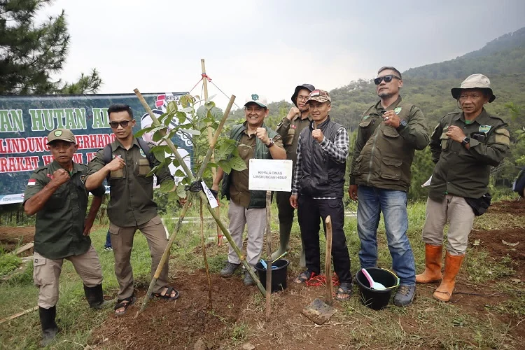 Di Hari Bumi dan Program 100 Hari Kerja Bupati Bandung,Gelar Penanaman Pohon di Taman Kehati Tangga Seribu Cibiru Wetan Kec.Cileunyi
