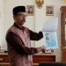 Ketua Baznas Garut Abdulah Efendi memperlihatkan Ambulance yang akan di beli buat warga masyarakat
