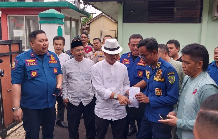 Respon Cepat Bupati Bandung Tanpa Diduga, Hampiri Petugas Damkar Yang Motor Raib Digondol Maling, Saat Tengah Bertugas Padamkan Api.