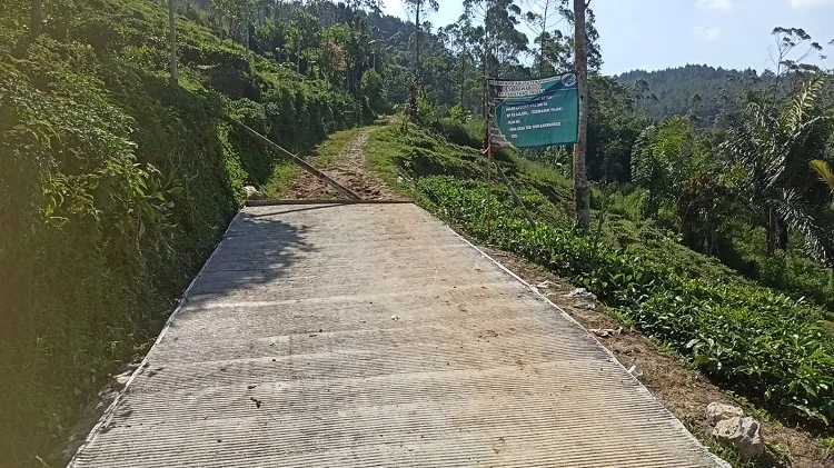 Pemerintah Desa Rawabogo Realisasikan Pembangunan Rabat Beton Jalan Legok Kiara