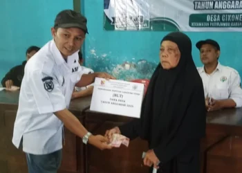 Ringankan Beban Warga, Pemdes Cikoneng Salurkan BLT-DD Triwulan II