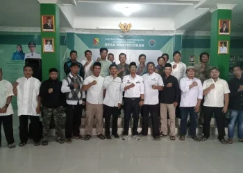 Foto bersama antara Pemdes Panyocokan dan para Ketua RW yang baru dilantik
