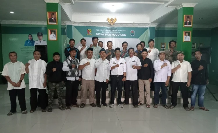 Foto bersama antara Pemdes Panyocokan dan para Ketua RW yang baru dilantik