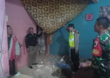 Pemdes Godog Serahkan Bantuan untuk Korban Rumah Ambruk