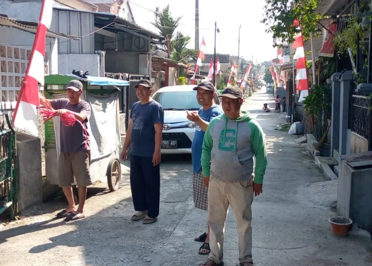 Gotong Royong Warga RT 01 CPI, Awali Rangkaian Kegiatan Agustusan