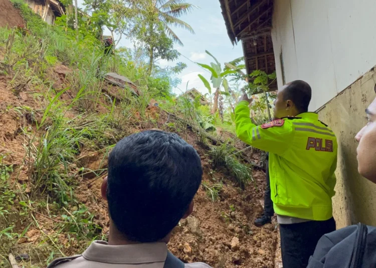 Tragis di Tengah Hujan Deras: Polsek Banjarwangi Evakuasi Korban Longsor