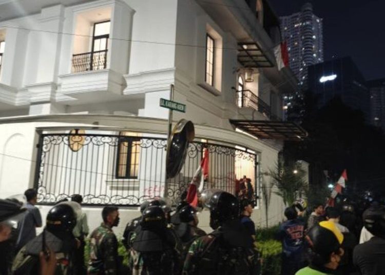 Para Demonstran Geruduk Rumah Eko Patrio