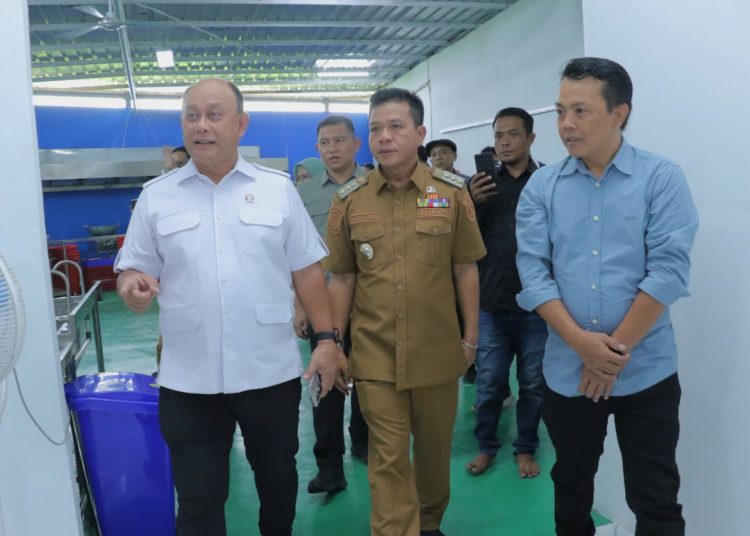 Kunjungi Dapur MBG Pameungpeuk, Kepala BGN : Bupati Bandung Sangat Proaktif Sukseskan Program MBG