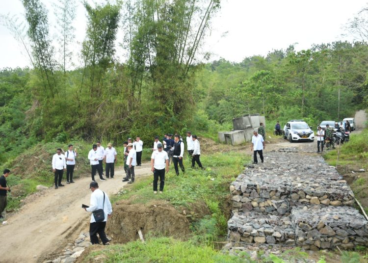 Tiga Kali Amblas Jalan Surian, Pemkab Dituntut Berikan Solusi