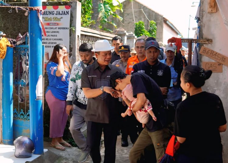 Respon Cepat Kang DS Lakukan Monitoring Bangunan yang Terdampak Angin Kencang di Soreang