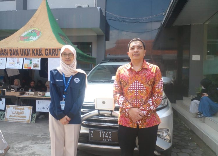 Prof. Hilmi Aulawi Rektor ITG dan Alat Pengukur Kwalitas Jalan Monja yang di tempel di mobil