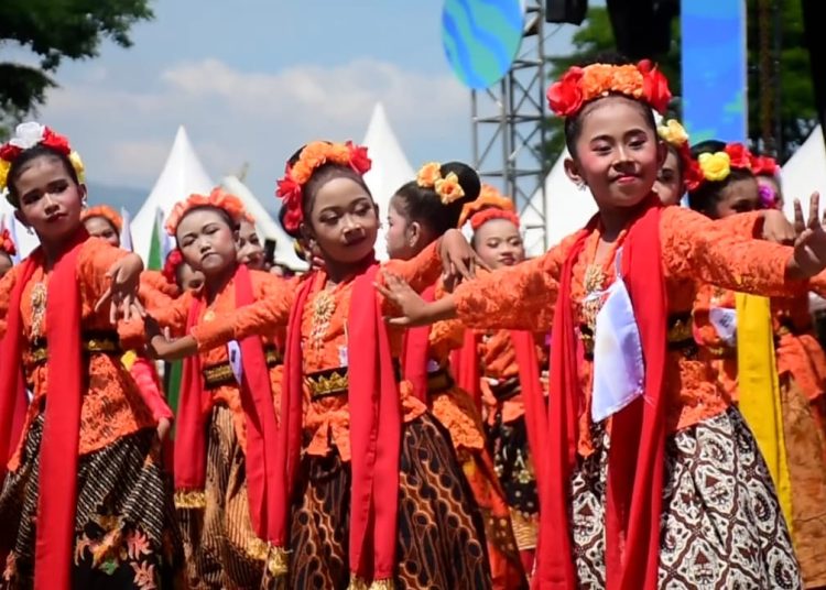 Ronggeng Sadunya Sambut Kejuaraan Paralayang di Sumedang
