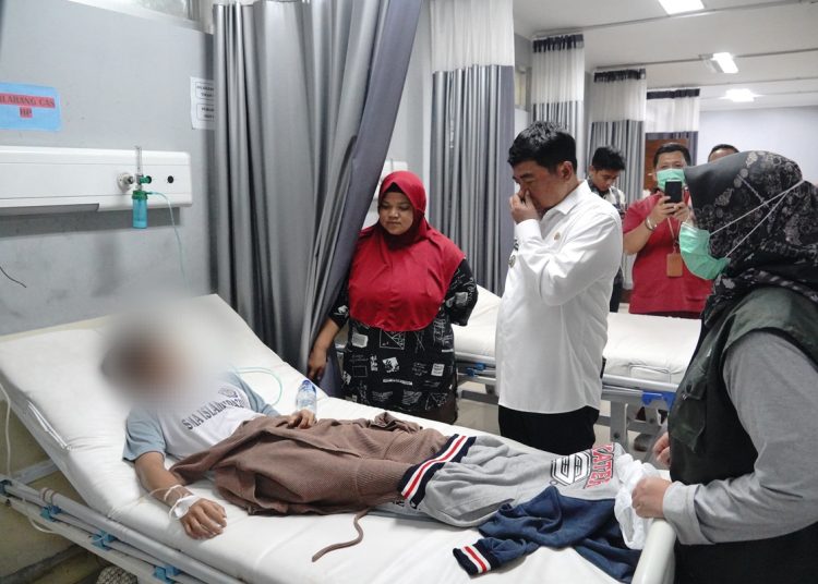 Bupati Garut, Abdusy Syakur Amin, melakukan peninjauan kondisi terkini penyintas keracunan makanan di Puskesmas Kadungora, Puskesmas Leles, dan RSUD dr. Slamet Kabupaten Garut, pada Selasa malam (30/9/2025).