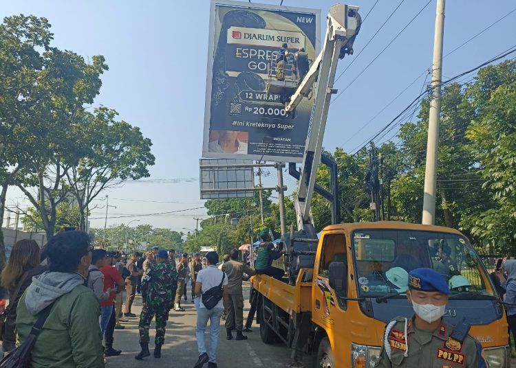Reklame Tak Berizin Ditertibkan, Pemkab Bandung Beri Peringatan Keras Kepada Pengusaha Nakal