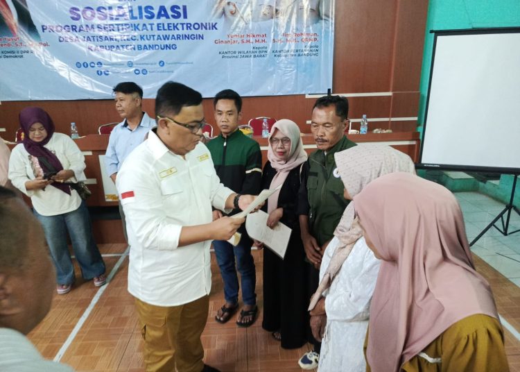 Kepala Desa Jatisari Dayat Hidayat Ucapkan Terimakasih Atas Penyerahan Sertifikat Kepada Warga Desa Jatisari