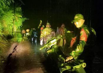 Nyaris Putus, Akses Jalan Cijambu-Tanjungsari Tertutup Longsor