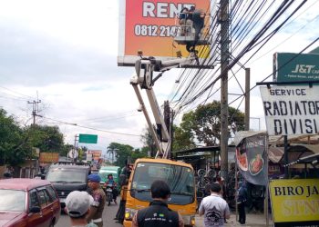 Reklame Liar Disegel! Satgas Kabupaten Bandung Tak Lagi Toleransi Pelanggaran Izin