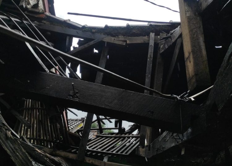 Rumah Warga Mekarmaju Roboh Diterjang Angin Kencang, Pemdes dan Pemkab Bandung Bergerak Cepat Bantu Korban