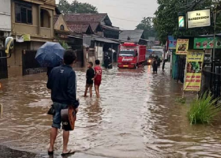 Sungai Cikapundung Meluap, Jalan Penghubung Bojongsoang-Dayeuhkolot Lumpuh Terendam Banjir