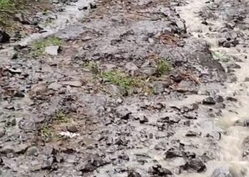 Miris! Jalan Rusak Parah di Cimahpar, Warga Mengaku Tak Pernah Disentuh Bupati