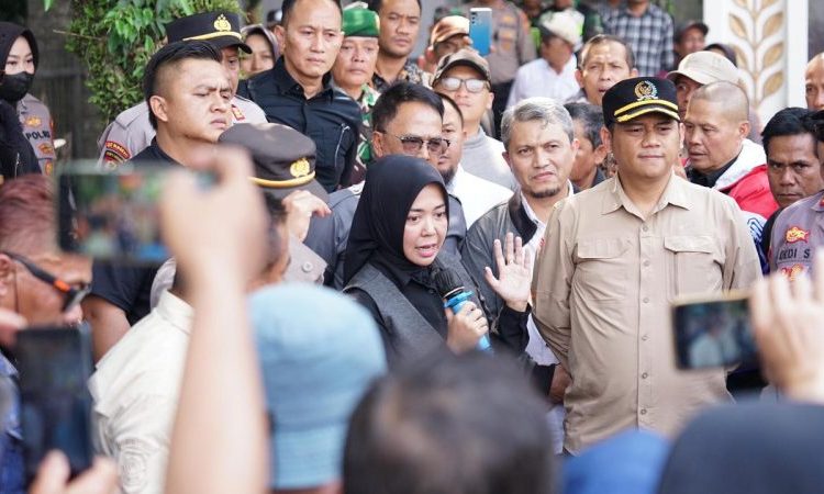 Ketua DPRD Kabupaten Bandung Turun Langsung Temui Massa Aksi AMKB