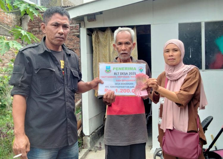 Langkah Unik Pemdes Mekarsari, Salurkan BLT-DD Door to Door ke 28 KPM