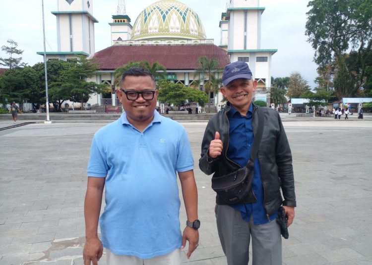 Ketua Fagar Ma'mol Abdul Faqih yang pakai kaos, Somantri Pakai jaket