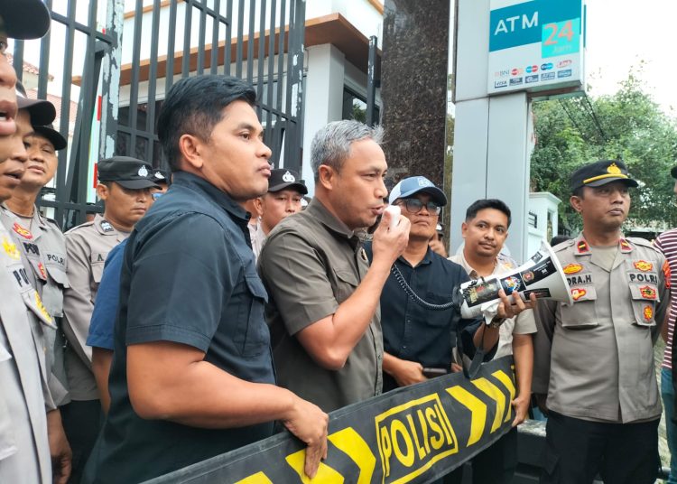Mahasiswa ke Kejari Ungkap Masalah Besar di PDAM Indramayu