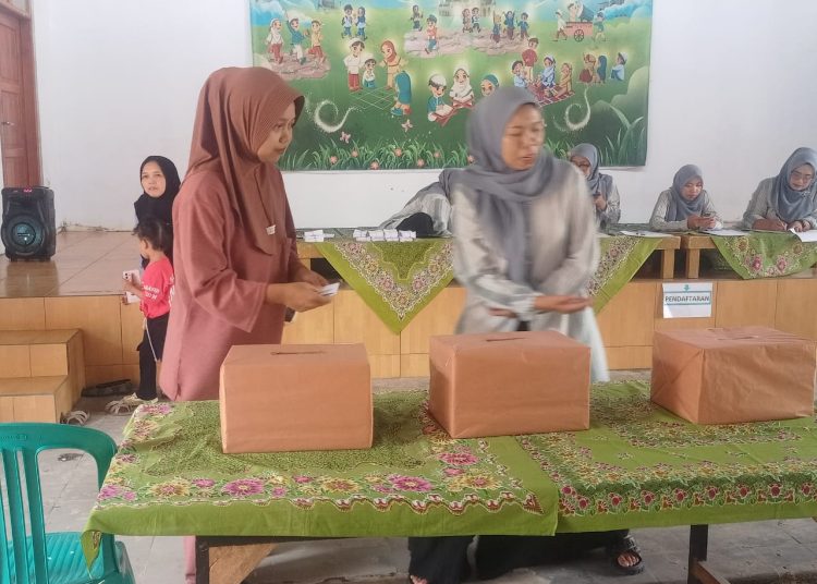 Warga Antusias Datangi TPS untuk Memilih Jagoannya