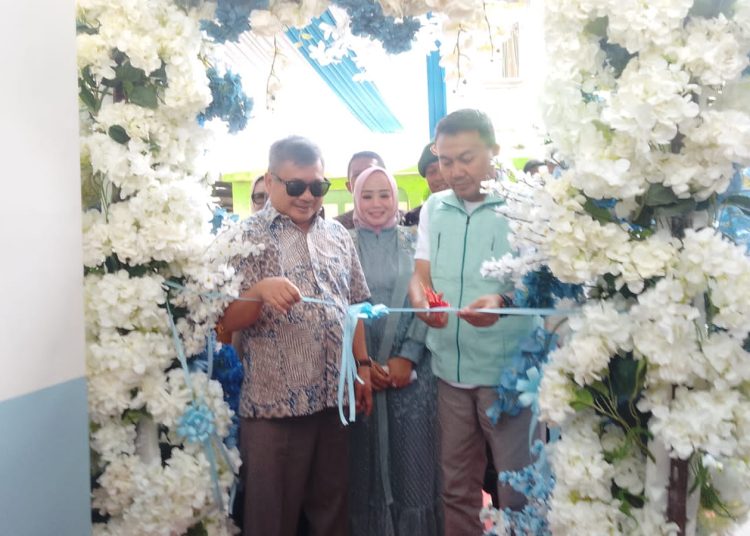 Gunting pita saat pembukaan SPPG Sukamaju Yayasan Abraham Bhakti Nusantara