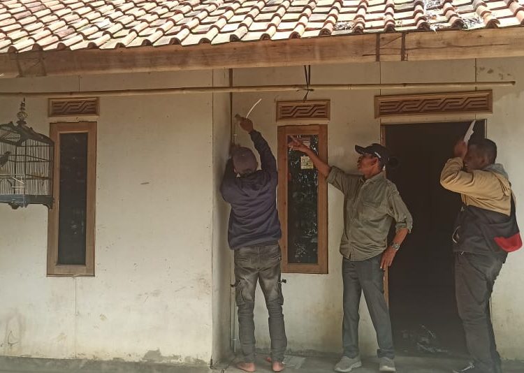 Kades Margamulya Kawal Langsung Pemasangan Listrik Jabar Caang, Harapan Baru untuk Kehidupan yang Lebih Layak